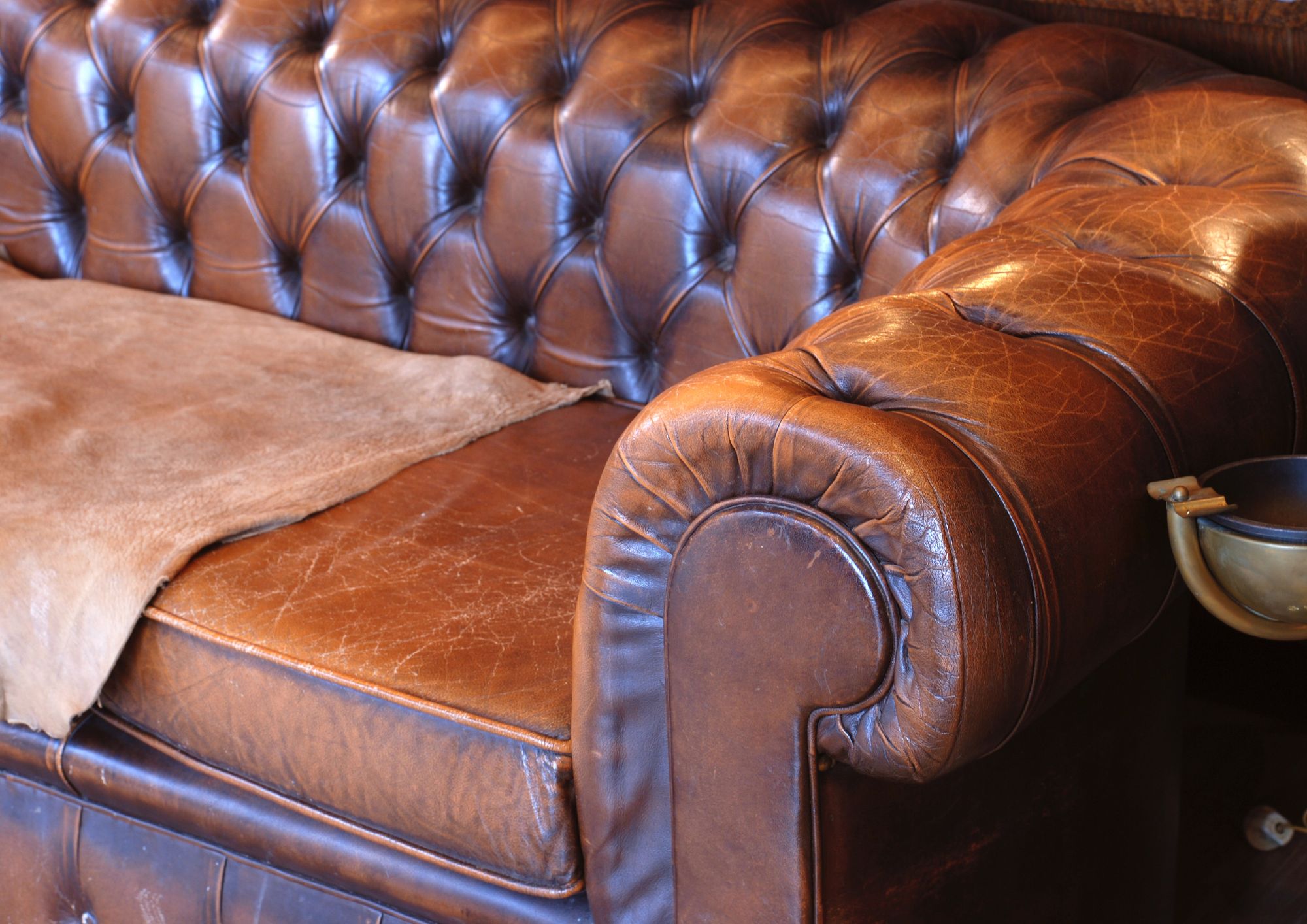 איך מנקים ספת עור